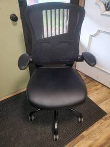 lot 142 image: Black Leather Desk Chair With Arms On Both Sides-Has Casters On all Legs For Easy Mobility