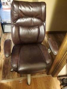 lot 146 image: Scita Dark Brown Leather Desk Chair With Arms On Both Sides