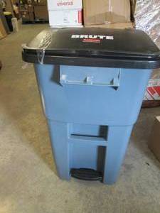 Rubbermaid Brute Trash Can- missing...