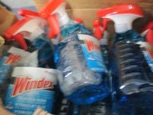 8- 32 oz Spray Bottles Windex- dama...
