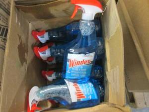 8- 32 oz Spray Bottles Windex- dama...