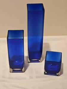 lot 26 image: Cobalt Blue Square Vase Set
