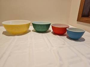 lot 35 image: Retro Pyrex Mixing Bowls