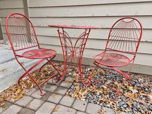 lot 38 image: Poppy Red Caf Set