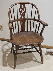 lot 81 image: Traditional Oak Windsor Accent Chair