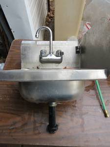 lot 1 image: Utility Sink 16 x 15