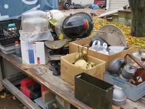 lot 44 image: Mixed Lot of Hardware and Decor Items