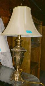 lot 4 image: Nice metal lamp 33 in tall