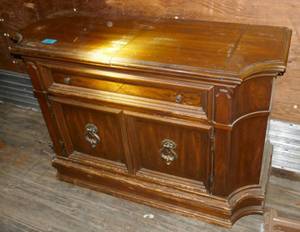 lot 16 image: Vintage dining service butler cabinet