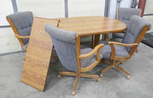 lot 24 image: Kitchen table and 4 chairs on wheels