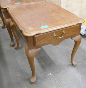 lot 31 image: Thomasville end table 22x26x22