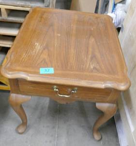 lot 32 image: Thomasville end table 22x26x22