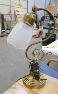 lot 33 image: Nice 17 inch lamp, adjustable glass shade