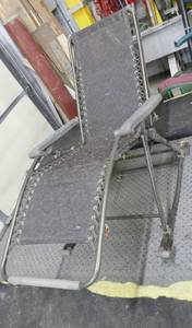 lot 38 image: Very nicely made, heavy material patio lounge chair