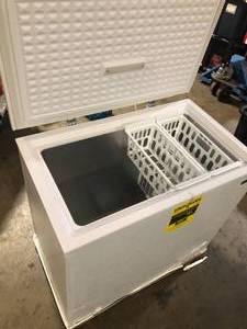 Magic Chef 7.0 cu. ft. Chest Freezer in White  Customer Returns See Pictures