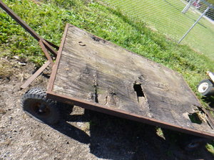 lot 17 image: Flatbed Cart with Handle