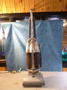 lot 98 image: GE Dual Cyclonic Hepa Bagless Vacuum Cleaner