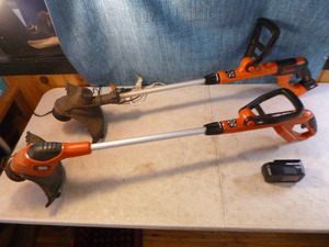 lot 100 image: 2 Black & Decker Weed Whips