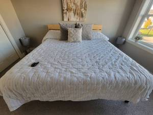lot 7 image: Modern Plank King Bed with Available Sleep Number