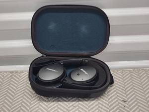 lot 59 image: Bose Noise Canceling Headphones with Case