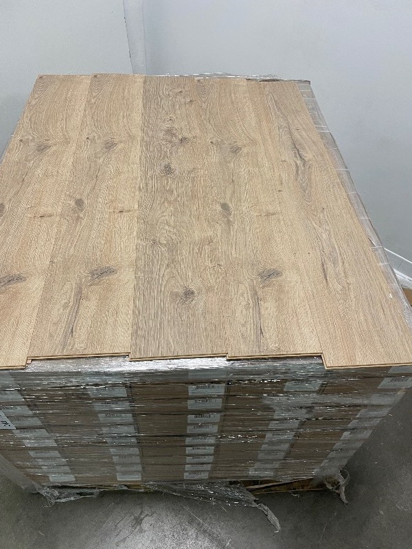 425 SF of Water Resistant Easy Install Laminate Flooring -7.5 x47 x 8mm - O