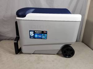 New ScratchDent Igloo 40 Quart Cooler on Wheels