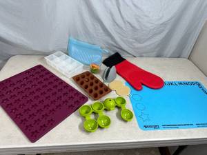 New Silicone Kitchen Accessories, Pot Holder, Ice Cube Trays, Etc