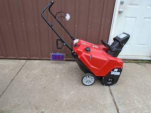 lot 104 image: Troy Built 21 4 cycle snow thrower. Looks new. Has crack in plastic. THIS ITEM HAS A RESERVE.
