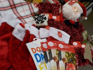 lot 10 image: Holiday Dcor...