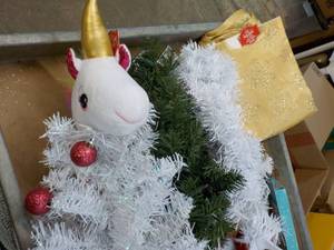 lot 13 image: Holiday Dcor...