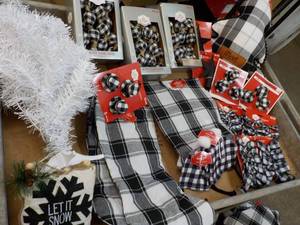 lot 15 image: Buffalo Check Holiday Dcor...