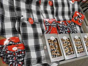 lot 16 image: Buffalo Check Holiday Dcor...