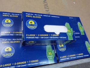 lot 23 image: 500 Single Use Vinyl Gloves powder free