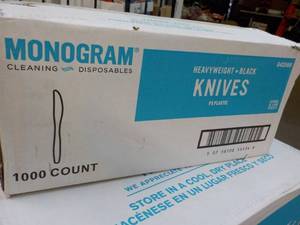 lot 36 image: 1000 Monogram Black Heavyweight Knives- open box