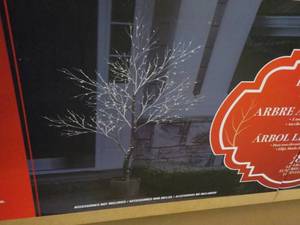 lot 5 image: 7 LED Potted Tree from Costco