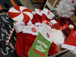 lot 7 image: Holiday Dcor...