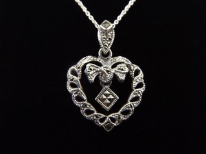 .925 Sterling Silver Art Nouveau Heart Wreath Pendant Necklace