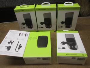 lot 32 image: (MM) 5 QuikMagnet Ultra CD SlotVent Mount Phone Holders