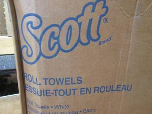 lot 82 image: (PP) Case of Scott 12 Roll Towels White