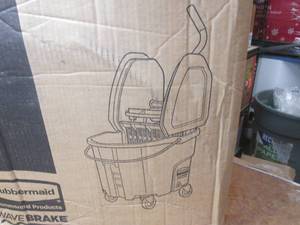 lot 128 image: (PP) Rubbermaid WaveBrake 35 Qt Commercial Mop Bucket