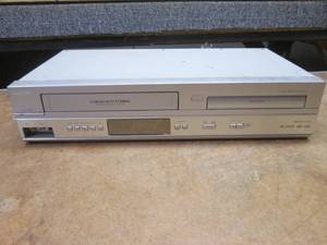 lot 256 image: (II) Philips DVP-3345V DVD Player  VCR - Powers On