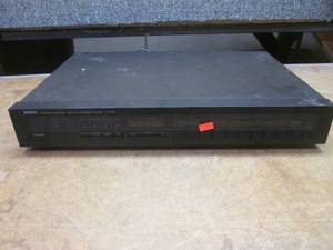 lot 259 image: (II) Yamaha T-700 Natural Sound AMFM Stereo Tuner - Powers On