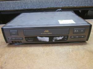 lot 262 image: (SS) JVC HR-VP612U Video Cassette Recorder - Powers On