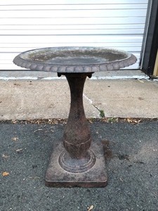 lot 415 image: Vintage Heavy Iron Birdbath