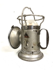 lot 277 image: Vintage DELTA Powerlite Lantern