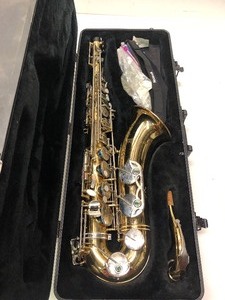 lot 280 image: Very Nice SELMER Aristocrat TS600 Tenor Saxaphone wCase