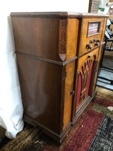 lot 317 image: Nice Vintage Deco FIRESTONE Air Chief Floor Model Radio Cabinet