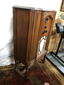 lot 316 image: Excellent Vintage PHILCO Floor Model Radio 