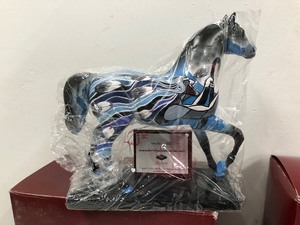 lot 350 image: 4 Different Trail of Painted Ponies Horse Figurines