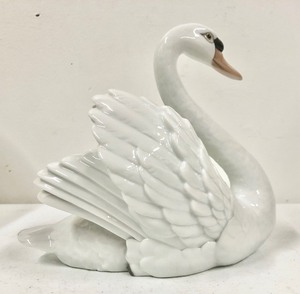 lot 347 image: Lladro Swan wSpread Wings - Original Box